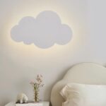 Aplique minimalista en forma de nube para el dormitorio de un niño — detalle