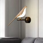 Aplique moderno en forma de pájaro dorado — en ambiente