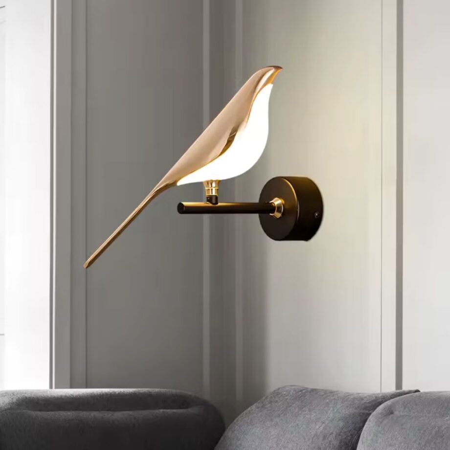 Aplique moderno en forma de pájaro dorado — en ambiente