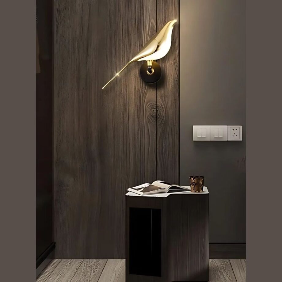 Aplique moderno en forma de pájaro dorado — detalle del acabado