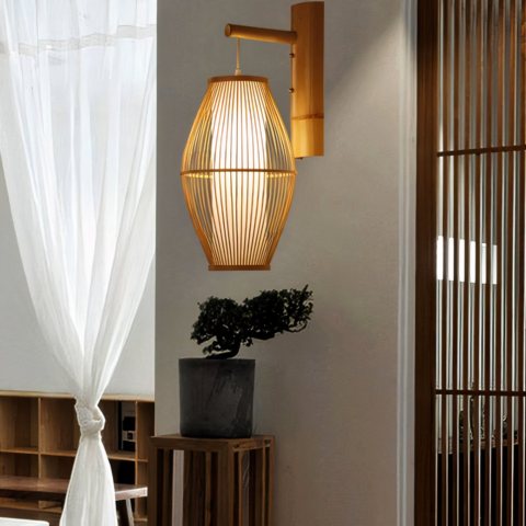 Aplique de bambú de estilo japonés, de color marrón, suspendido de un farol de madera en una habitación
