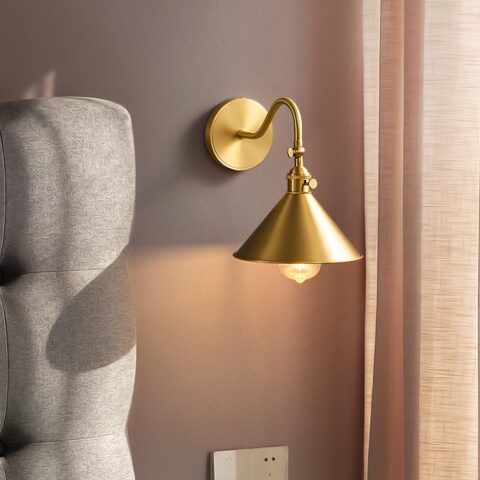 Aplique de pared de diseño retro en cobre, con luz amarilla, aplique dorado, en una habitación