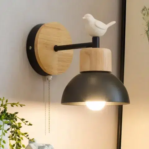 Una de las paredes presenta un aplique negro de estilo nórdico adornado con un pájaro blanco.