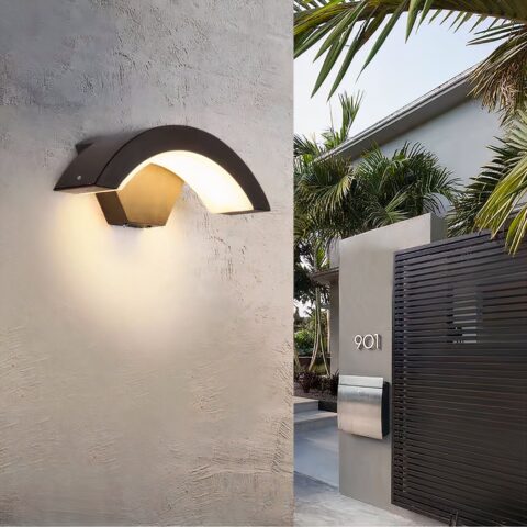 Aplique gris impermeable en forma de arco en una pared exterior