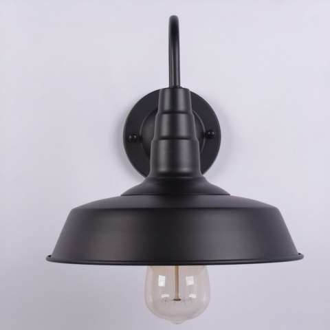 Aplique industrial de estilo vintage resistente a la intemperie sobre fondo gris