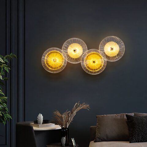Aplique LED bohemio con discos de cristal, presentado iluminado en un salón