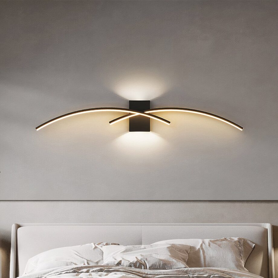 Aplique LED de interior en un diseño de arco moderno y minimalista para un dormitorio encima de una cama