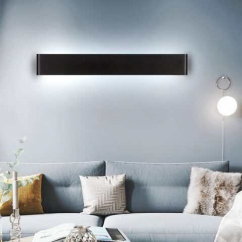 Aplique LED de interior regulable de diseño moderno para un salón encima de un sofá
