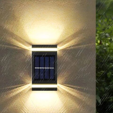 Aplique LED solar rectangular de exterior en una pared del jardín