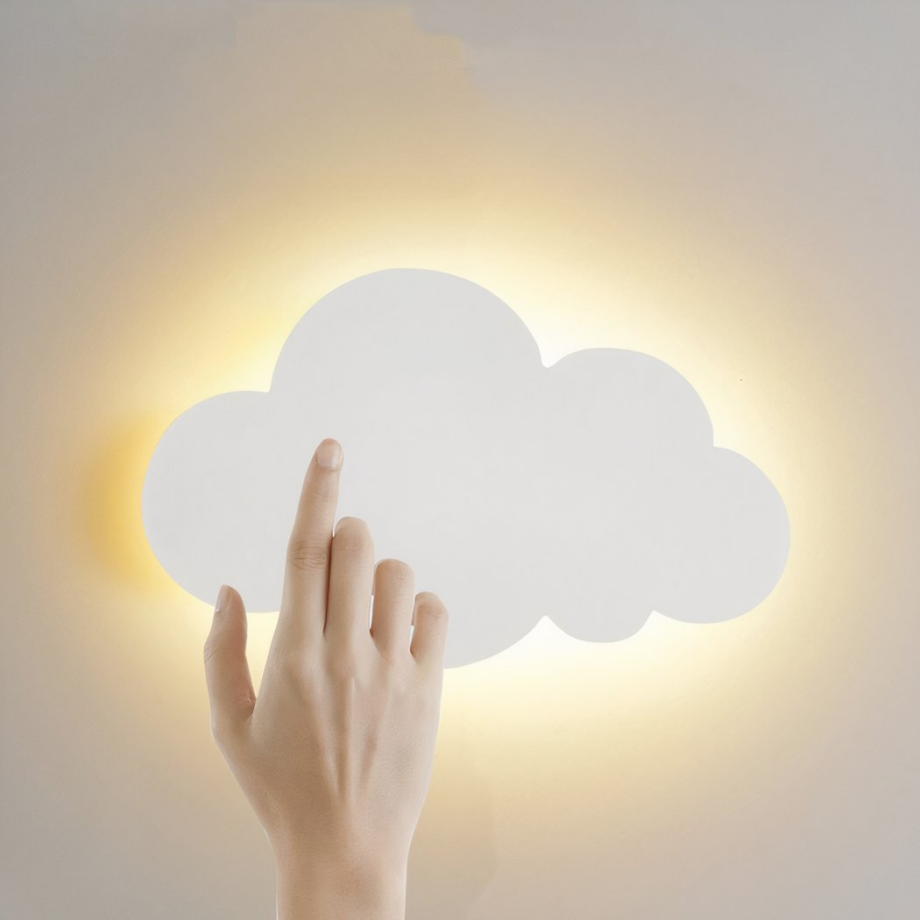 Sobre un fondo blanco, vemos un aplique en forma de nube blanca, encendido, y una mano de mujer sobre la nube.