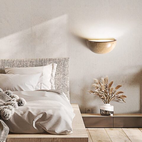 Aplique moderno de cerámica en beige junto a una cama