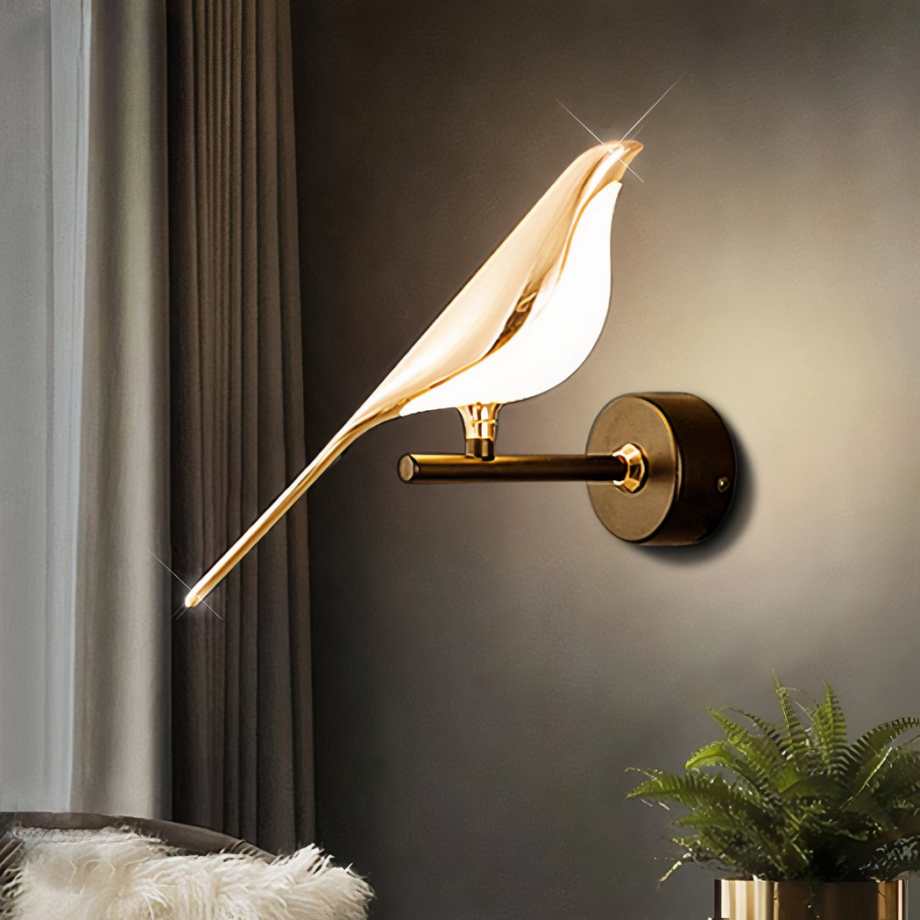 Sobre un fondo negro, un aplique dorado con forma de pájaro moderno.