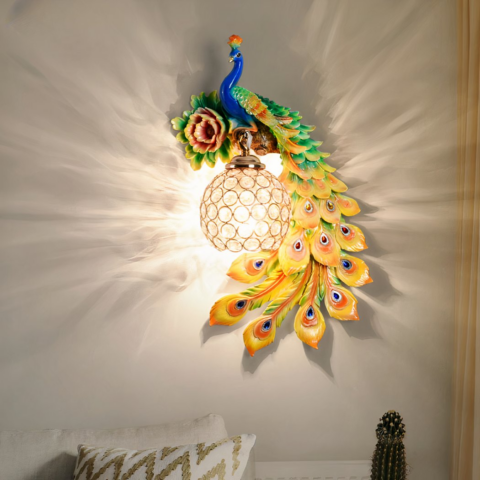 Sobre una pared blanca, vemos una aplicación mural en forma de pavo real.