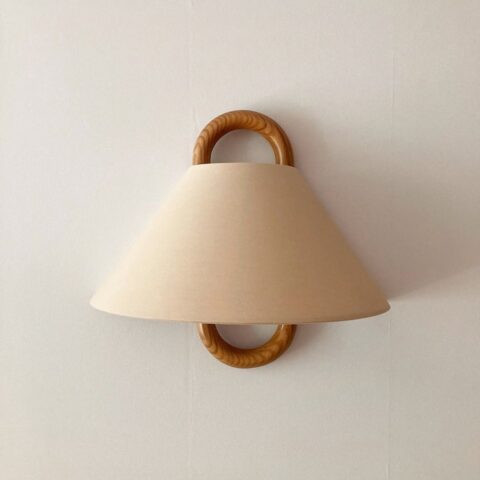 Aplique vintage de madera con pantalla de tela beige