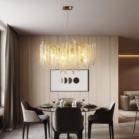 Araña de cocina moderna con diseño de gotas de lluvia de cristal sobre fondo beige en una sala con sillones