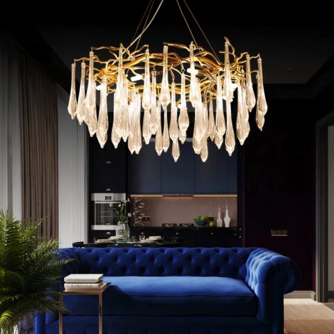 araña de lágrimas de cristal dorado de diseño moderno en un salón chic en tonos azules