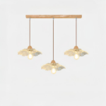 Lámpara de araña con tres colgantes, base rectangular de madera y colgantes de cristal en forma de flor. Sobre fondo blanco.