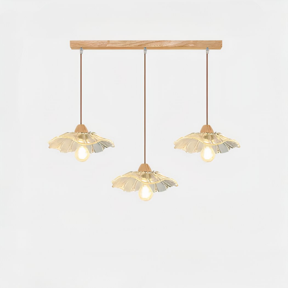 Araña de madera y cristal con tres colgadores en forma de flor Lámpara de araña con tres colgantes, base rectangular de madera y colgantes de cristal en forma de flor. Sobre fondo blanco.