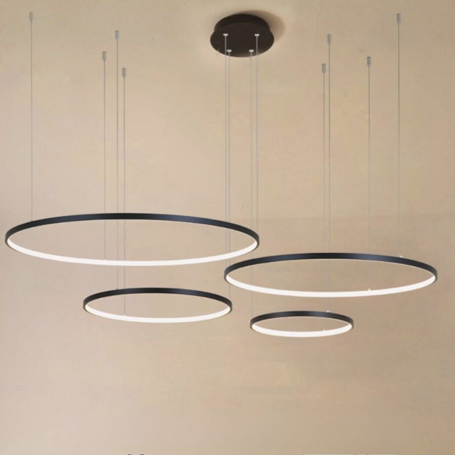 Colgante de varias luces con anillos de metal negro — detalle
