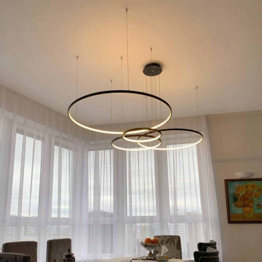 Colgante de varias luces con anillos de metal negro — en ambiente