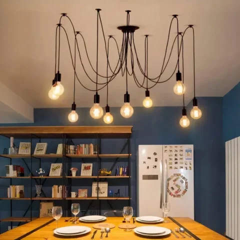 Colgante araña de estilo clásico presentado sobre una mesa de comedor