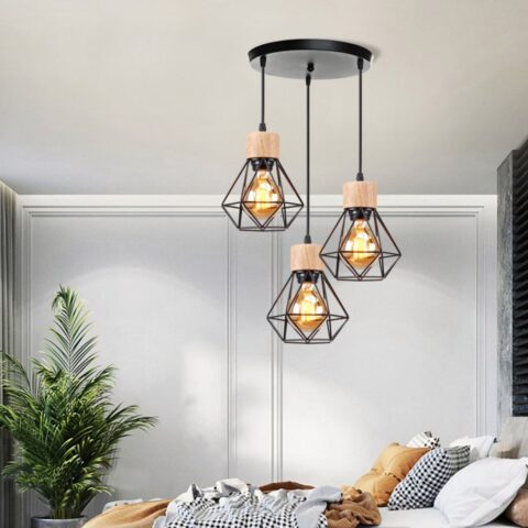 colgante de 3 luces con pantalla de madera y metal en un dormitorio encima de una cama