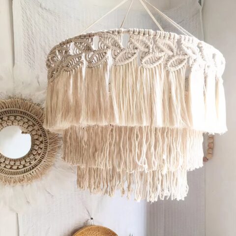 Lámpara de techo suspendida de macramé con pantalla de borlas blancas