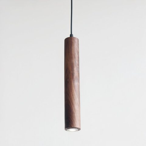 Lámpara colgante de madera de nogal con diseño moderno sobre fondo gris
