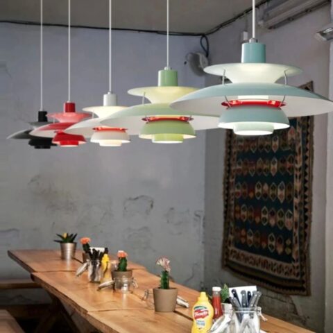 Lámpara colgante de diseño danés vintage de alta calidad sobre una mesa de comedor tipo restaurante