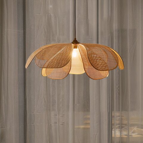 Colgante de pétalos de estilo japonés presentado iluminado y suspendido