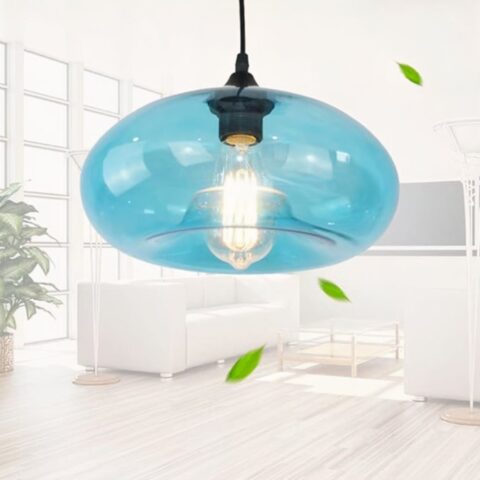 Suspensión de vidrio soplado azul con un creativo diseño retro en un salón blanco