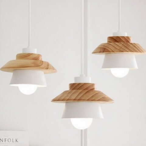 Lámpara de suspensión escandinava, madera, diseño elegante, blanca, se presenta suspendida