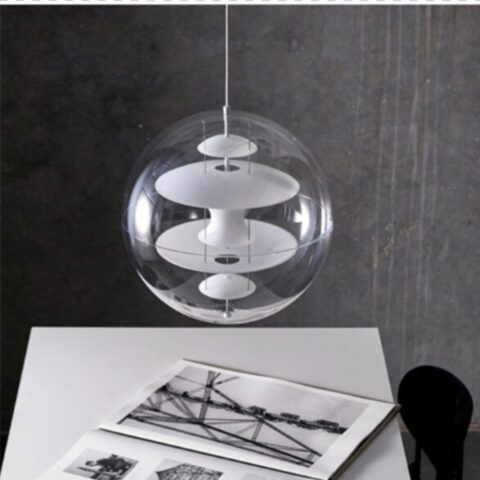 Creativo colgante danés de globo LED blanco presentado encima de una mesa