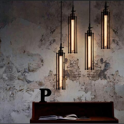 Suspensión industrial retro vintage presentada varias veces sobre un mueble negro