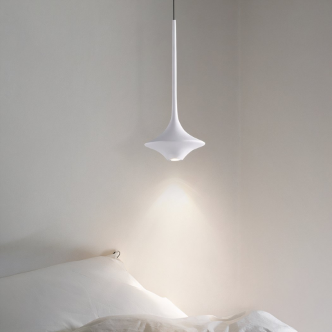 Sencilla lámpara colgante de diseño nórdico minimalista presentada cerca de una cama