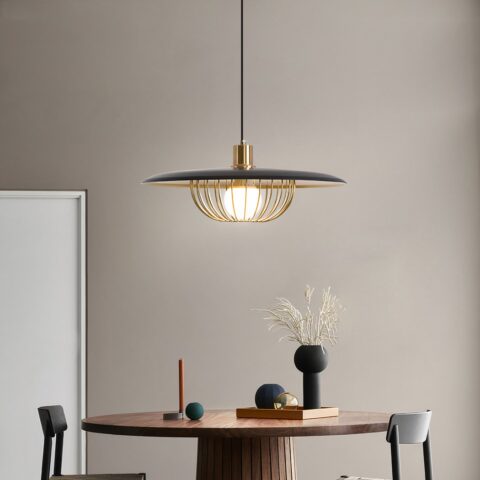 Colgante plano simple retro chic moderno sobre una mesa de comedor en una decoración moderna