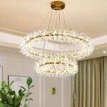 Lámpara LED bohemia en forma de corona de flores en un salón con una planta y una cortina verde
