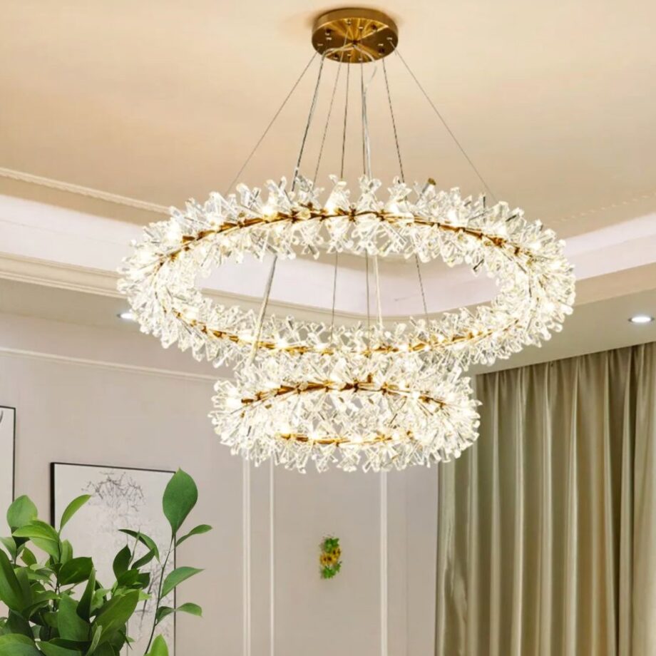 Lámpara LED bohemia en forma de corona de flores Lámpara LED bohemia en forma de corona de flores en un salón con una planta y una cortina verde