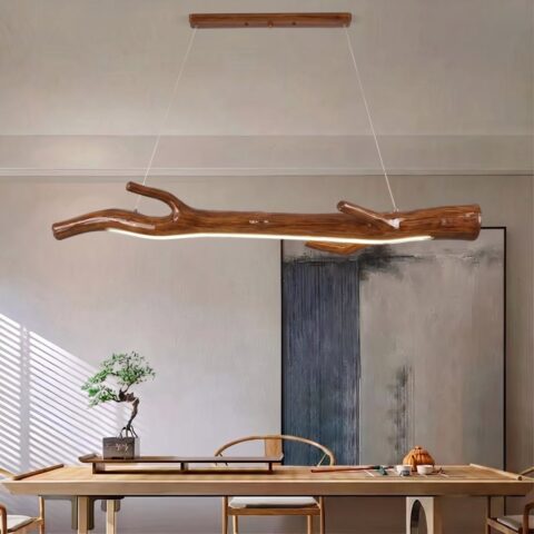 Lámpara de rama en resina efecto madera, marrón castaño satinado, tira LED encendida sobre una mesa
