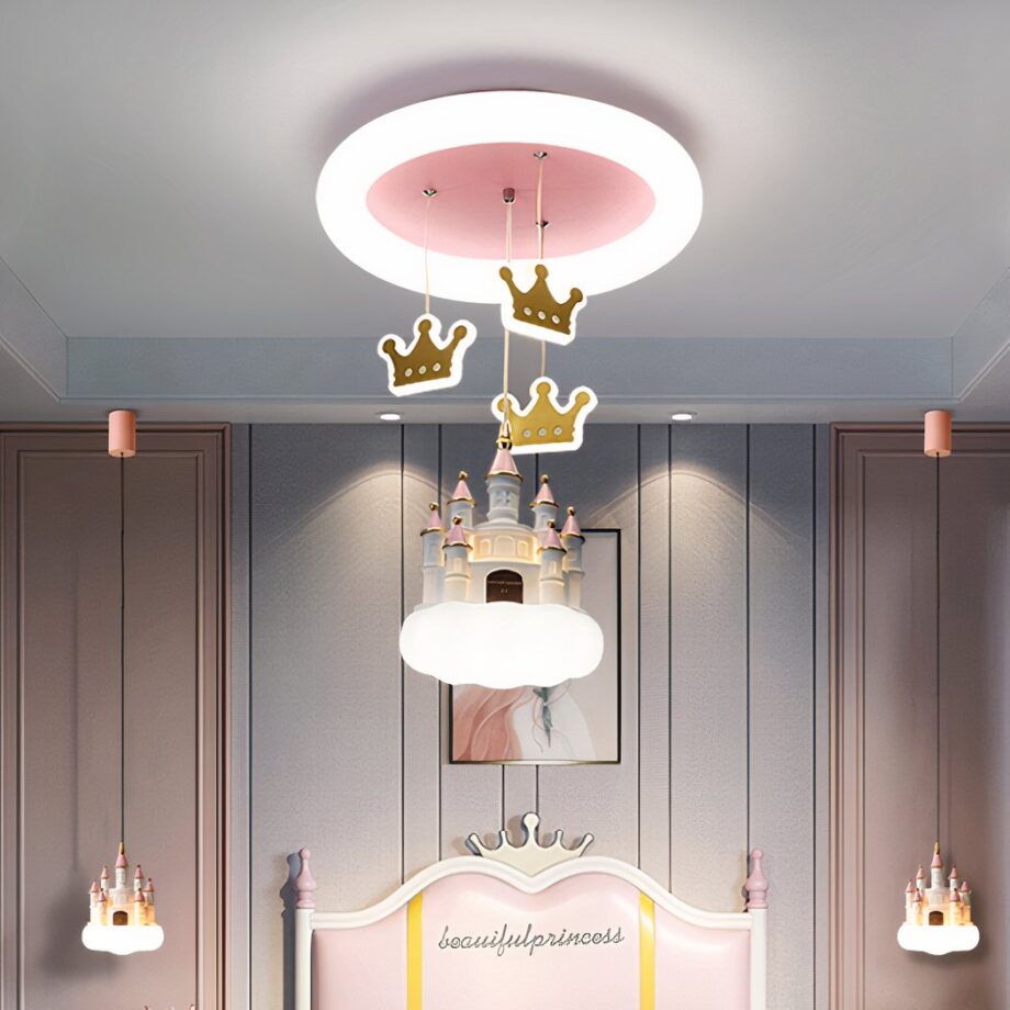 Lámpara romántica con castillo de princesas y coronas — vista principal