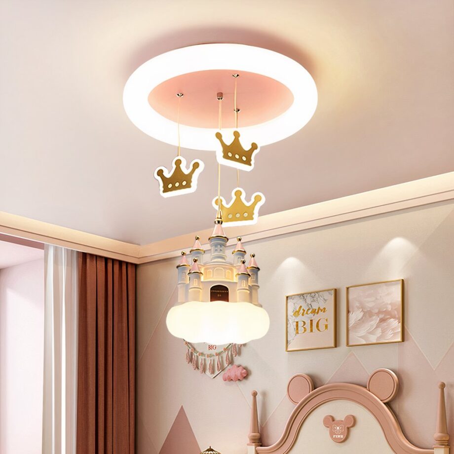 Lámpara romántica con castillo de princesas y coronas — en ambiente