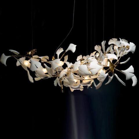 Suspensión delgada y elegante de hojas blancas presentada sobre fondo negro