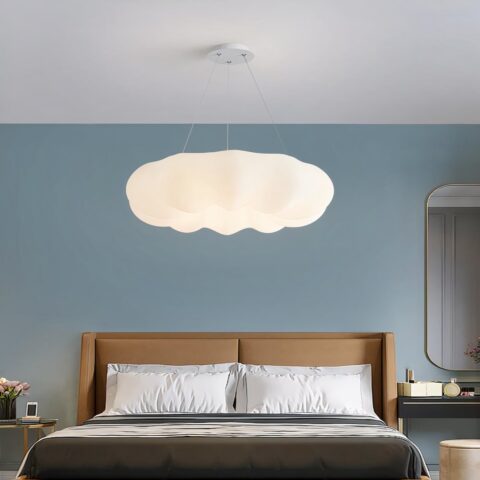 Moderna araña de nubes colgantes blancas con fondo azul y cama
