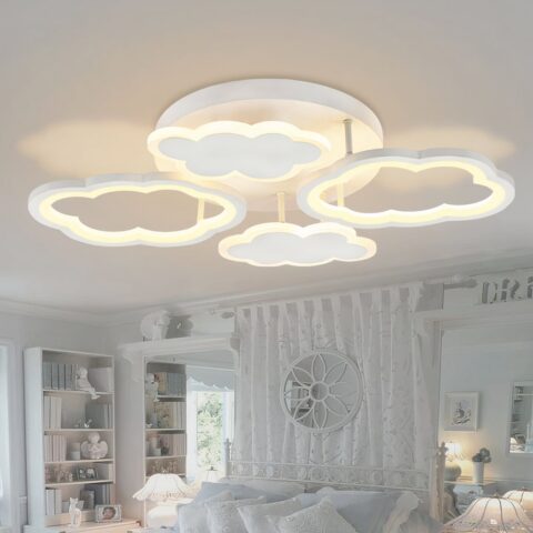 Moderna lámpara de araña en forma de nube de aluminio blanco en un dormitorio con fondo blanco
