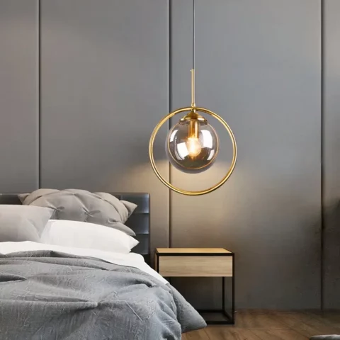 Pantalla led en forma de bola de cristal colgada sobre una cama