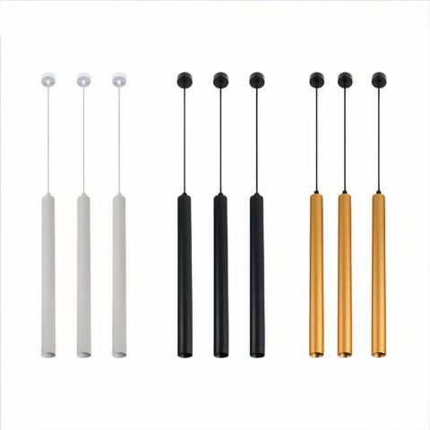 Moderna suspensión tubular para interiores presentada en 3 colores sobre fondo blanco