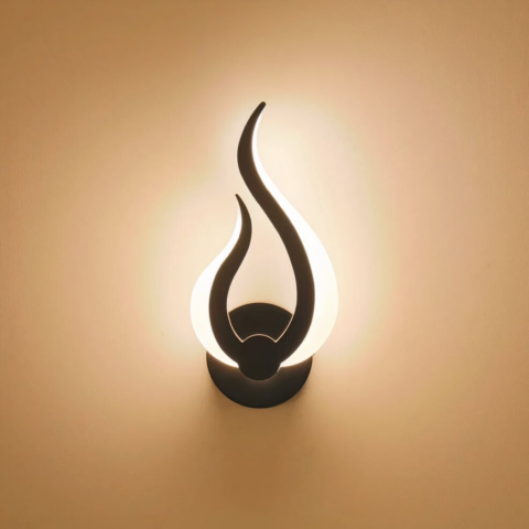 Aplique LED de estilo moderno en forma de llama sobre fondo beige