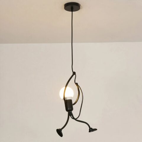 Araña LED colgante de diseño vintage con un personaje trepando por una cuerda sobre fondo gris