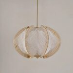 Araña colgante de madera y cuerda tejida. En forma de globo aerostático sobre fondo beige.