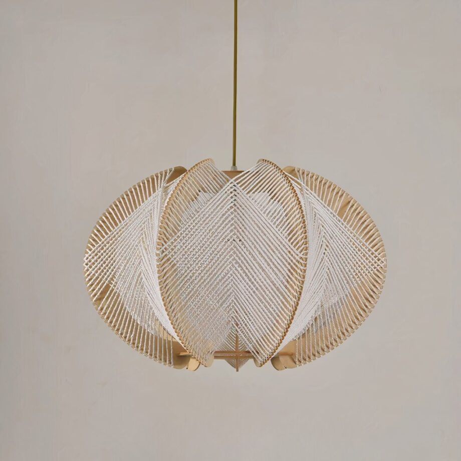 Araña de madera y cuerda tejida con diseño retro Araña colgante de madera y cuerda tejida. En forma de globo aerostático sobre fondo beige.